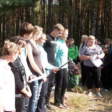 Ученики Радомышльского лицея №1 посетили памятник И.В. Туркеничу в с. Раковичи