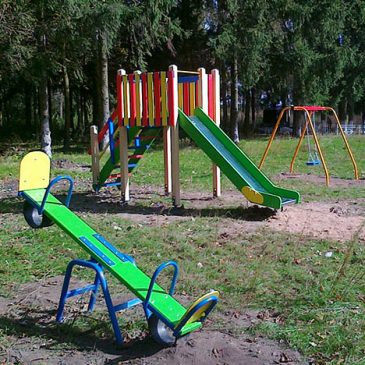 В центре села Раковичи установлена новая детская площадка