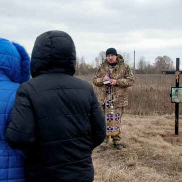 На околиці села Раковичі встановили пам’ятний хрест льотчику Олександру Бринжалі, який загинув в бою захищаючи столицю (ФОТО)